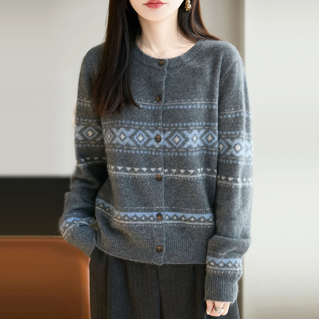 秋季新款圆领提花羊毛衫女士毛衣时尚撞色提花短款针织开衫外套潮