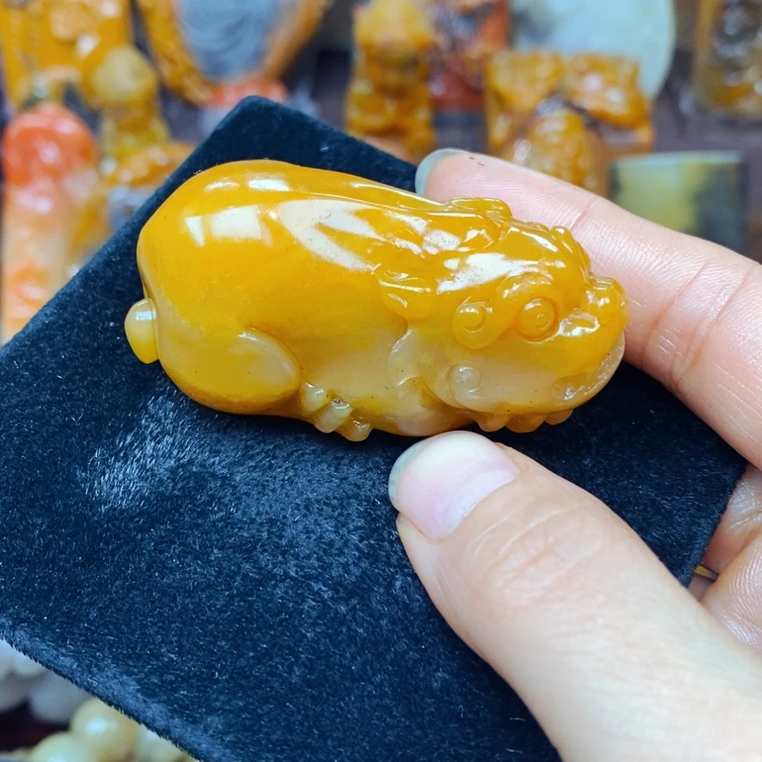 未镶嵌石英质玉（黄龙玉）颈饰