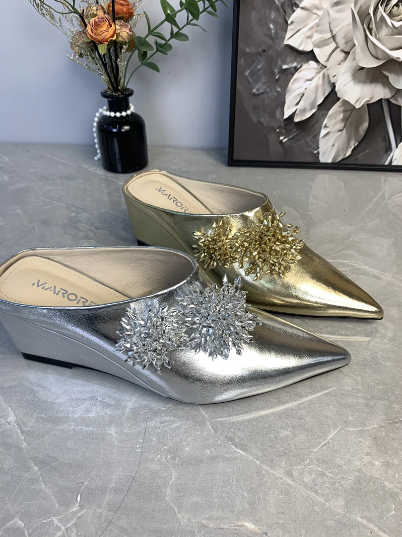 坡跟小众轻职风日常包头包头拖尖头平底银色半拖气质51010