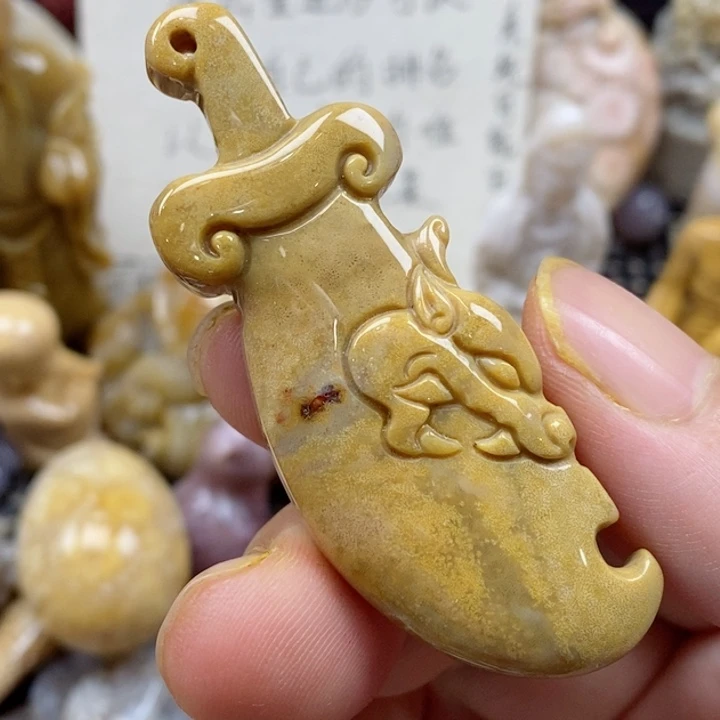 颈饰未镶嵌硅化珊瑚（珊瑚玉）
