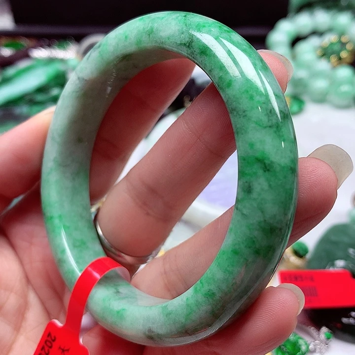 翡翠手镯未镶嵌翡翠