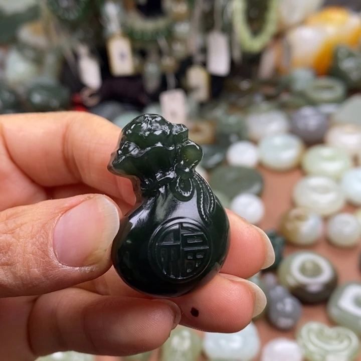 和田玉未镶嵌颈饰予