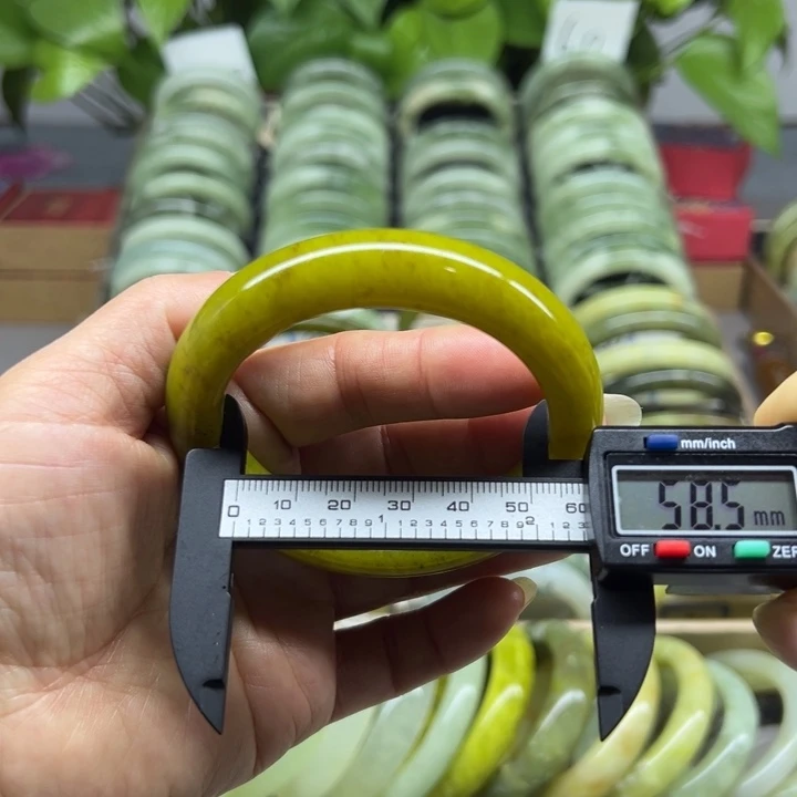 蛇纹石玉未镶嵌手镯48