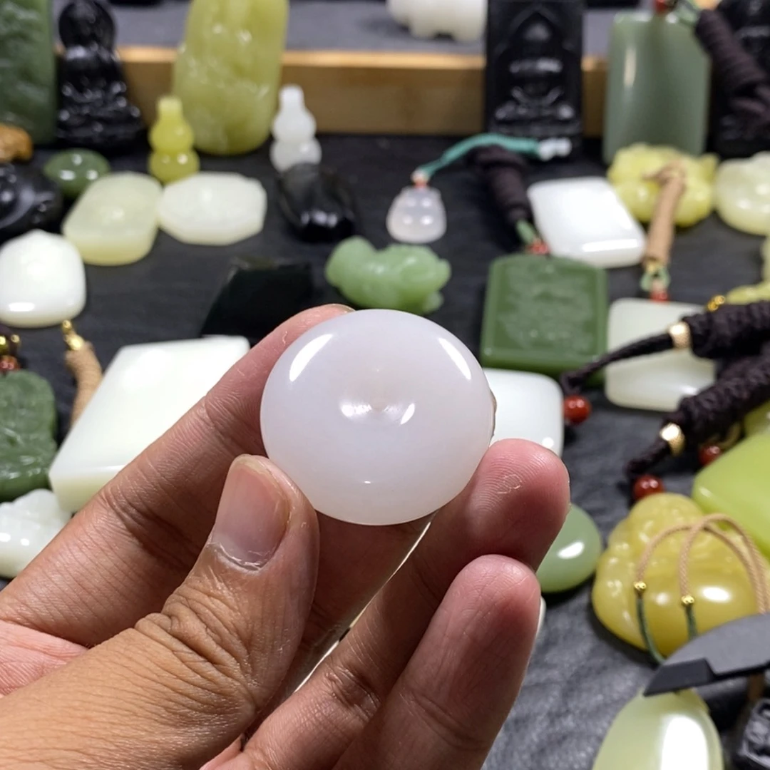 和田玉未镶嵌吊坠(赠链)?****?