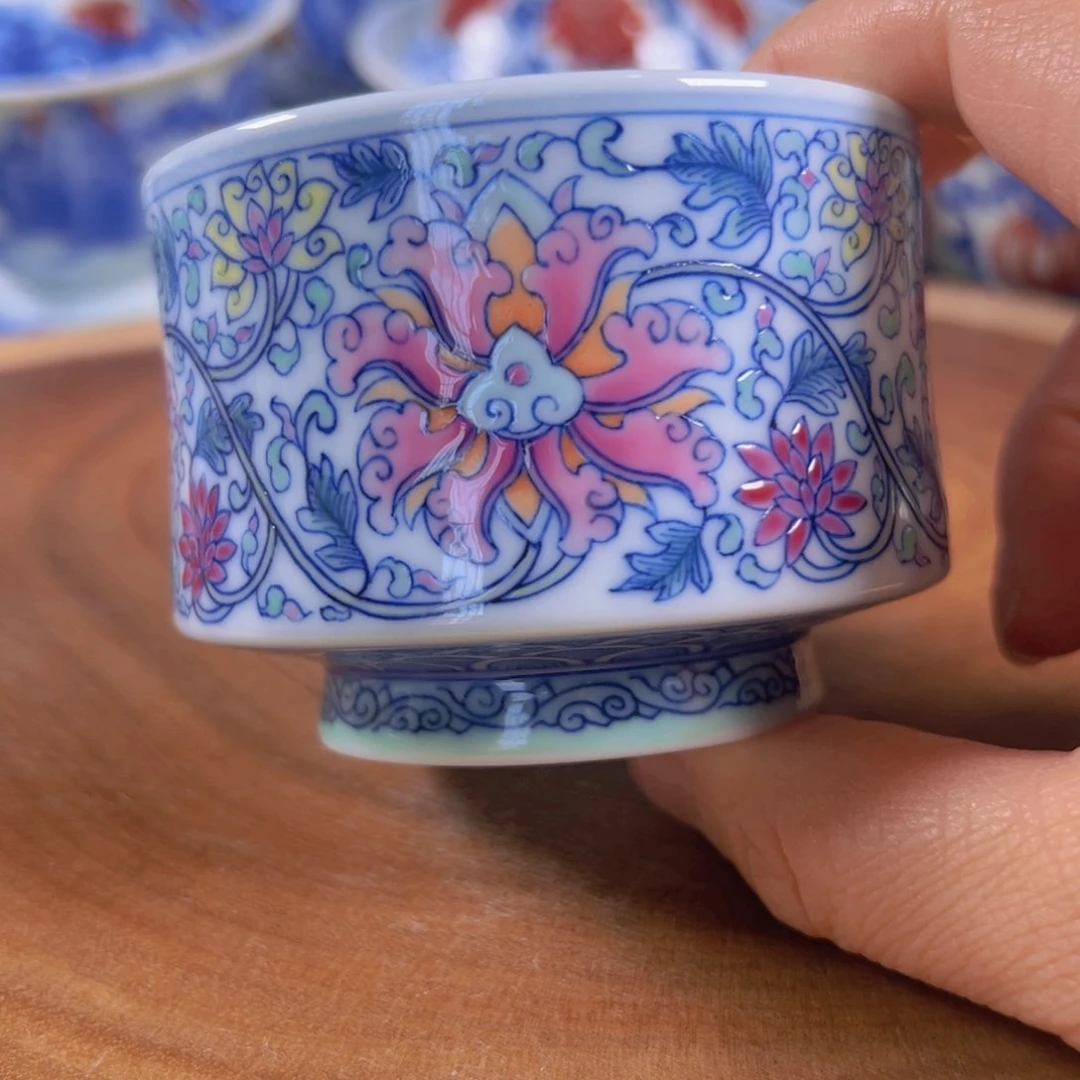 斗彩缠枝花卉直口杯