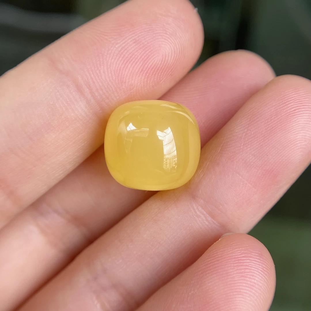 蜜蜡胶皮鸡油黄老型配饰14.1×13.0mm，比较纯色无优化杂裂