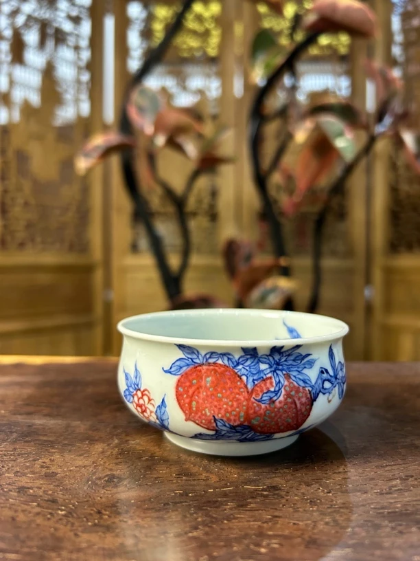 青花釉里红桃子炉式杯