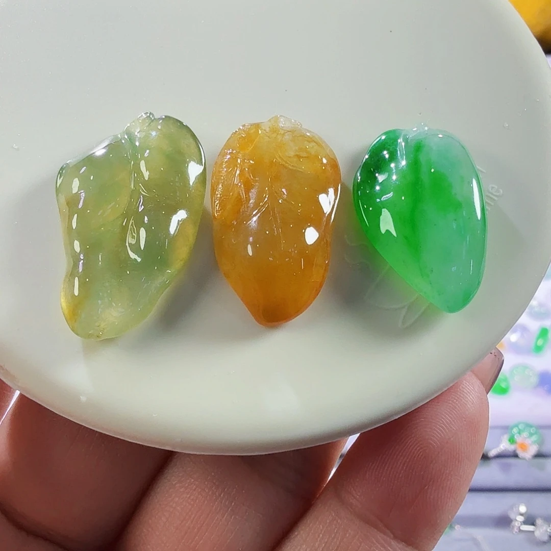 翡翠未镶嵌颈饰多样性发其一