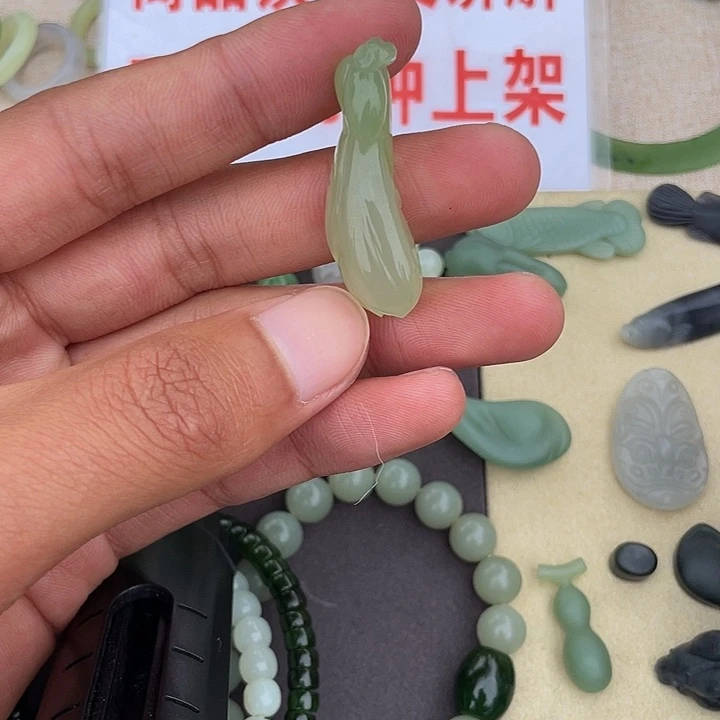 W***鑫和田玉（糖玉）未镶嵌颈饰