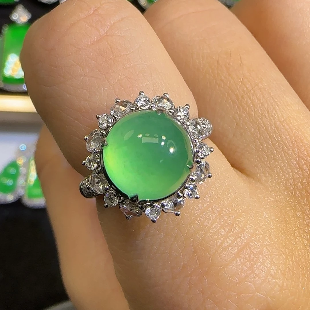 翡翠戒指18K金镶嵌。