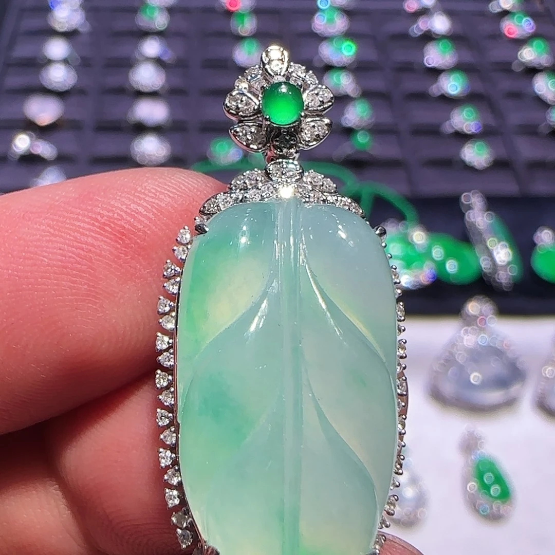 翡翠18K金镶嵌颈饰