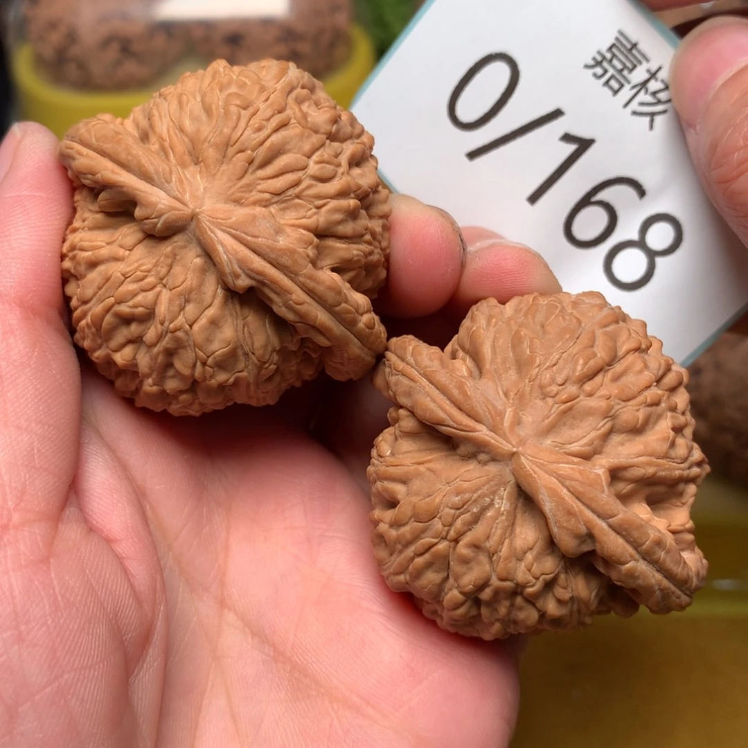 文玩核桃把件毕业红皮闷白46