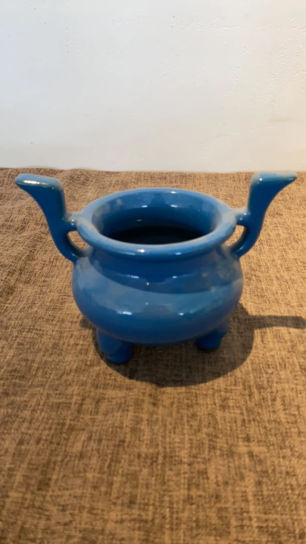 蓝色釉香炉三足高13厘米长18厘米