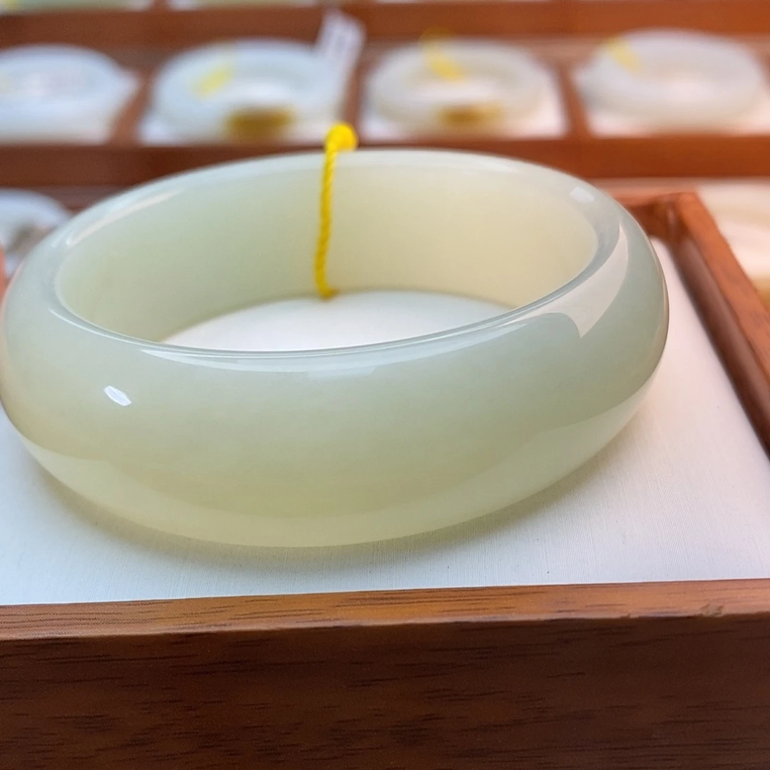 L***Z和田玉（糖玉）未镶嵌手链