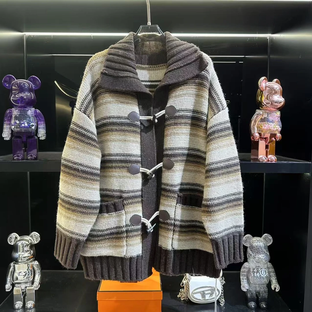【DAXIU轻奢】翻领牛角扣条纹针织开衫女冬季新款口袋衫273-29632