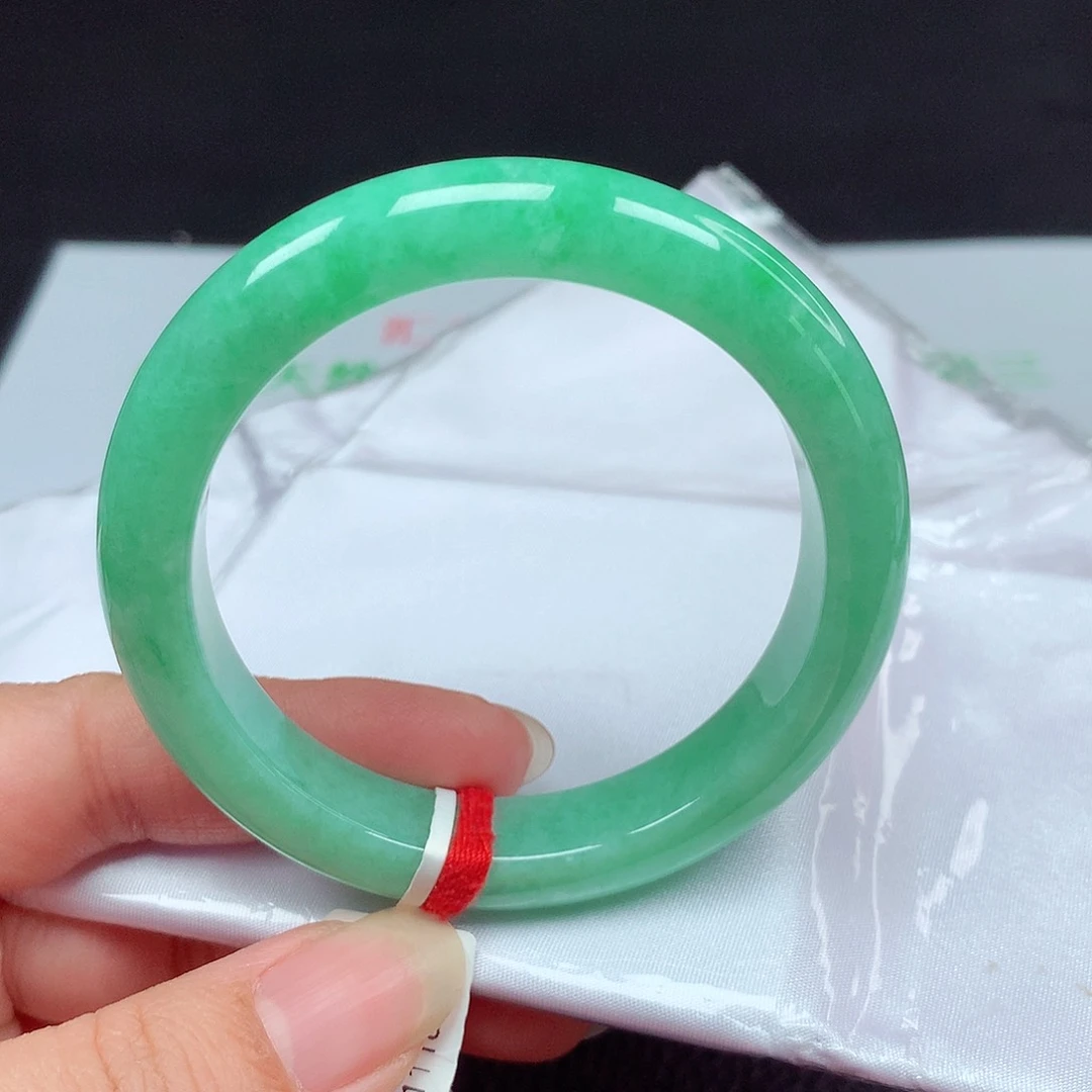 翡翠手镯未镶嵌满绿