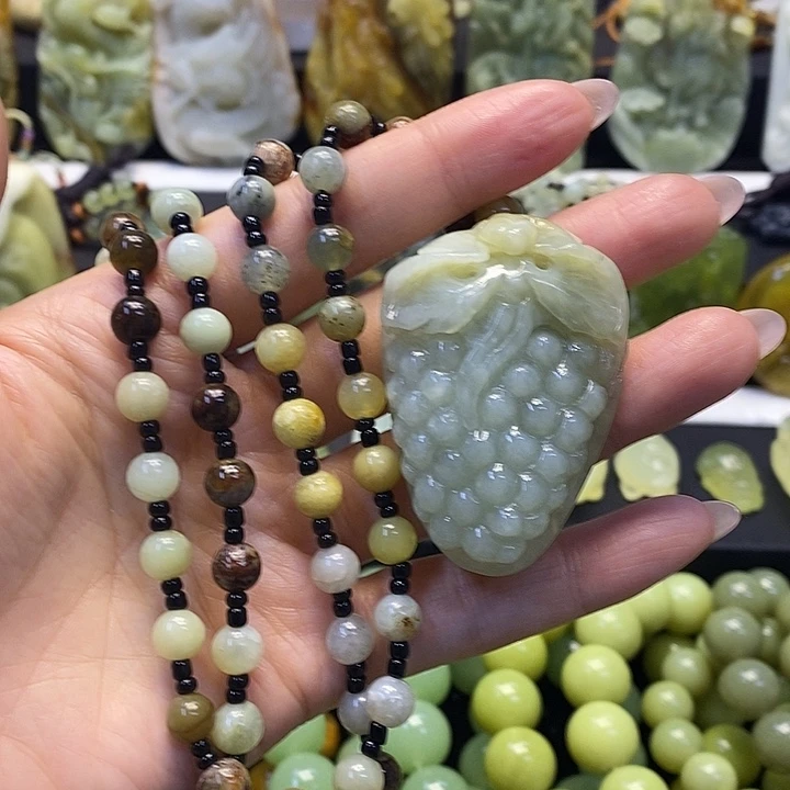 蛇纹石玉未镶嵌颈饰