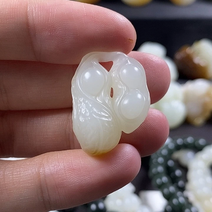 颈饰未镶嵌和田玉香水瓶