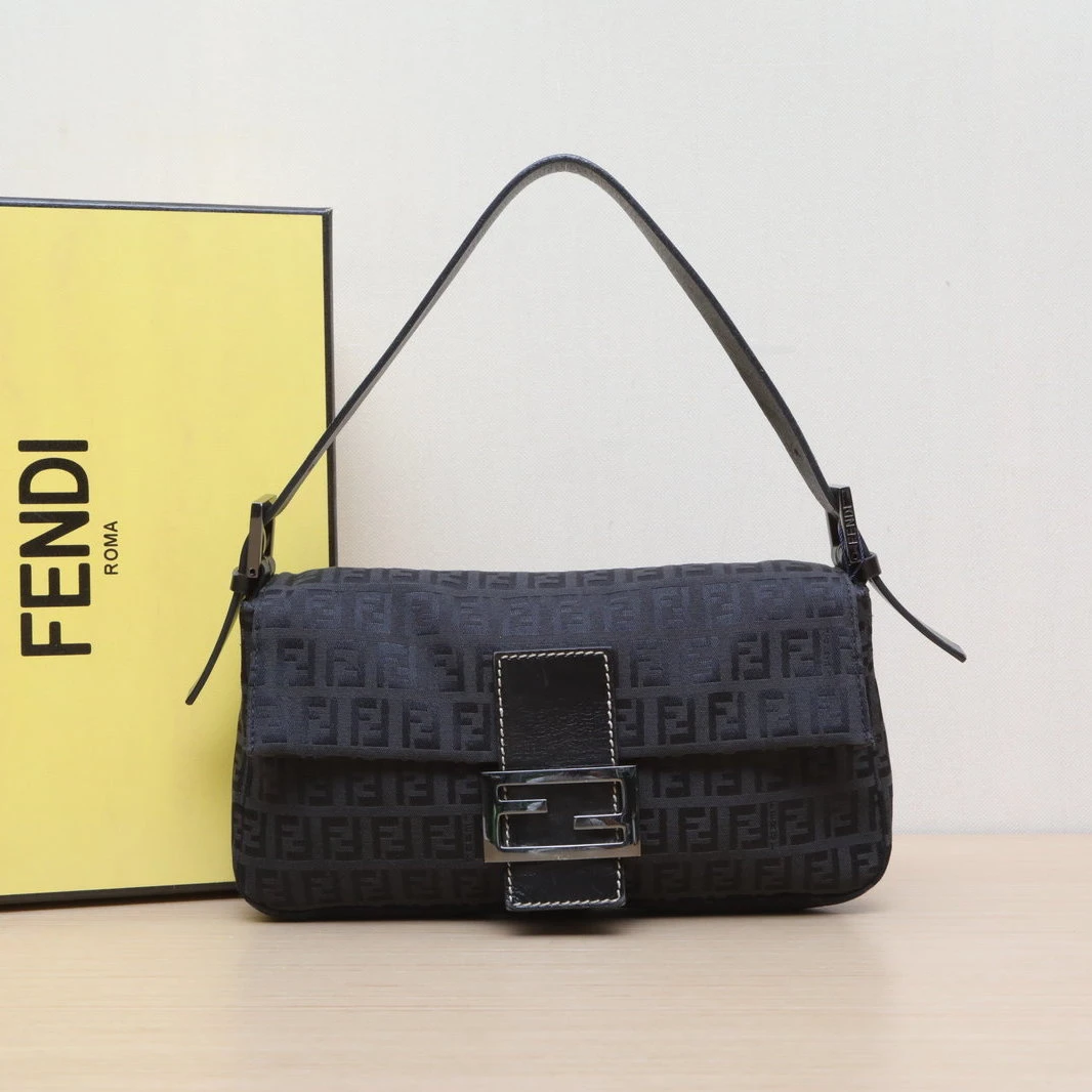 95新 FENDI/芬迪 小花Jerry 黑色 尼龙 银扣 中古 法棍 腋下包