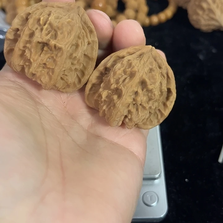 文玩核桃把件42左右瑕疵练手白狮子，编号024