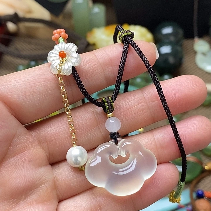 蛇纹石玉未镶嵌颈饰