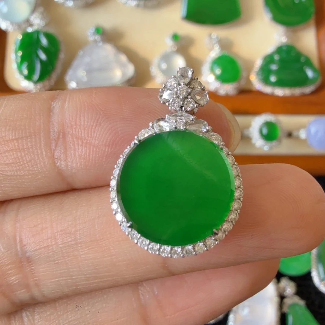 翡翠18K金镶嵌颈饰吊坠