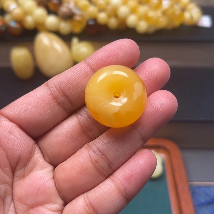 琥珀未镶嵌珠宝奇石M240号鸡油红