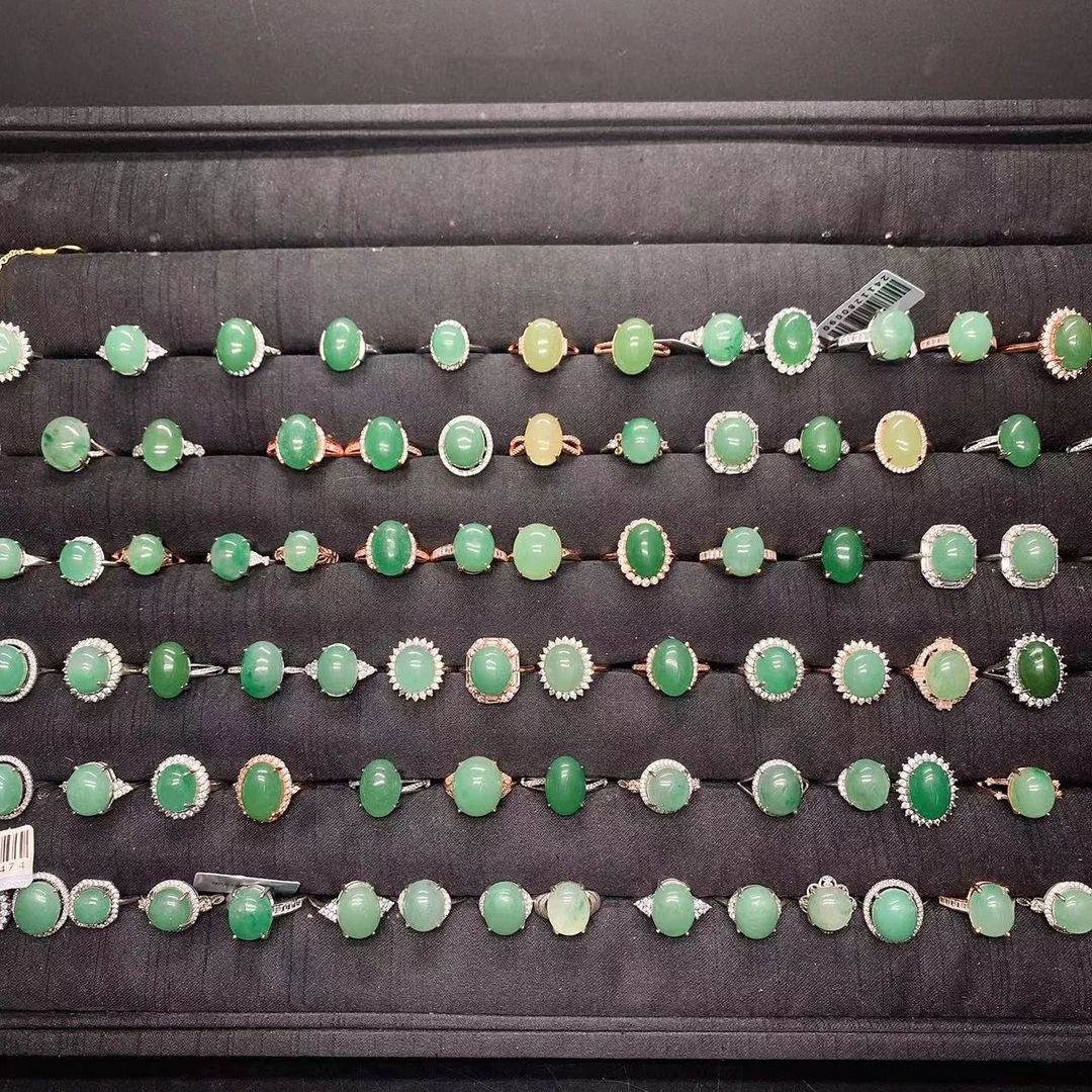 非洲翠冰飘花戒指一枚(戒托款式随机介意慎拍，多样性发其一)