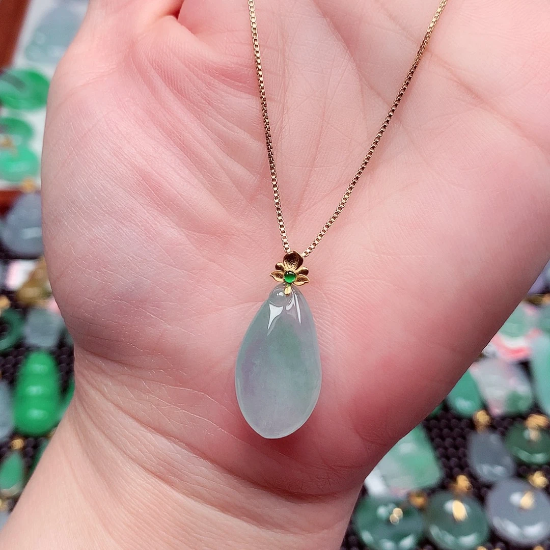 翡翠18K金镶嵌颈饰