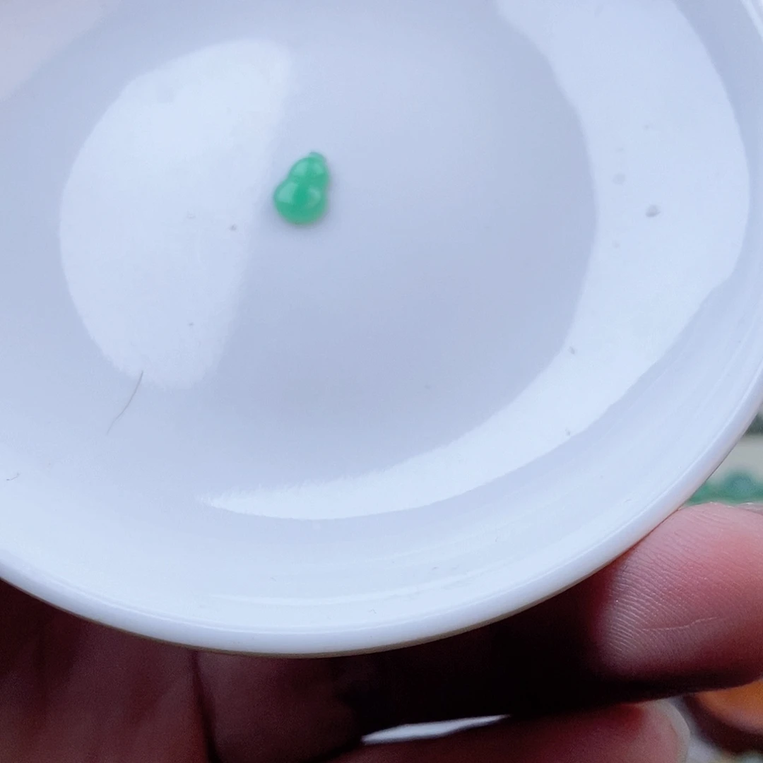 翡翠未镶嵌颈饰冰阳绿葫芦