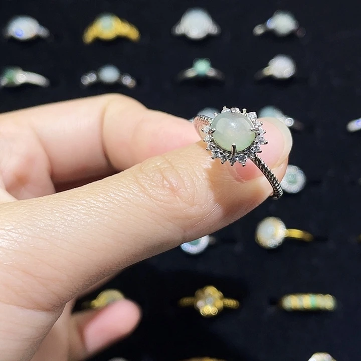 翡翠未镶嵌颈饰戒指