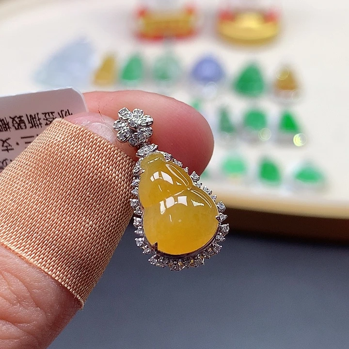 翡翠18K金镶嵌颈饰