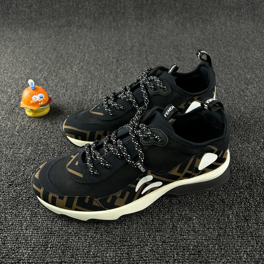 95新 FENDI/芬迪 老花休闲运动鞋38.5码 HB5236