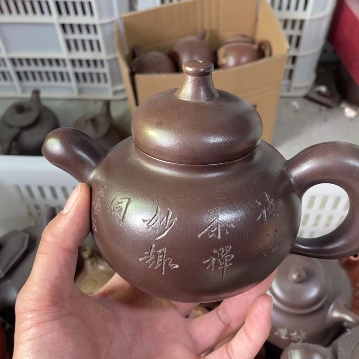 老厂紫砂壶一件。