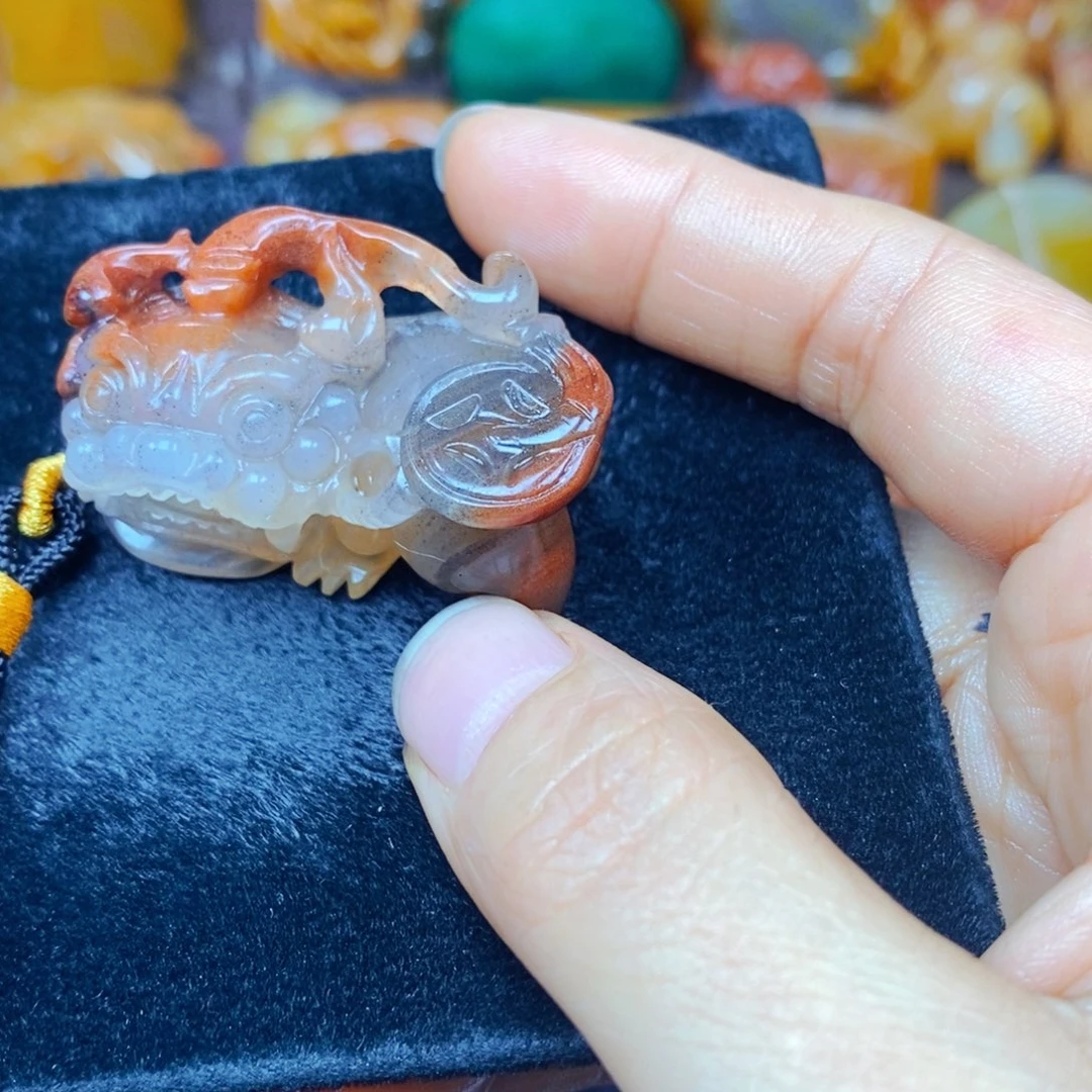 未镶嵌石英质玉（黄龙玉）颈饰