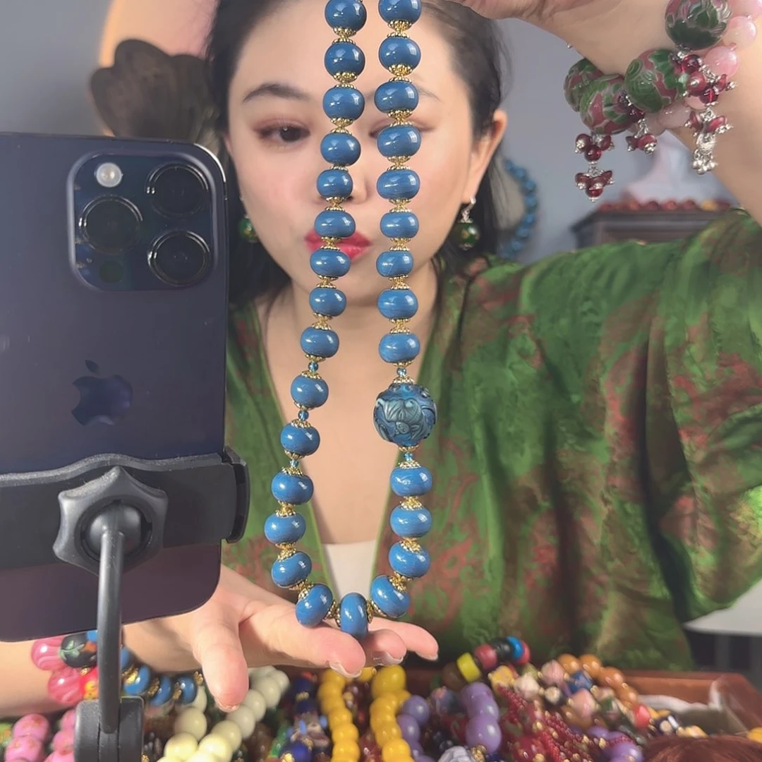 玻璃颈饰老琉璃的故事是一个人的故事吧