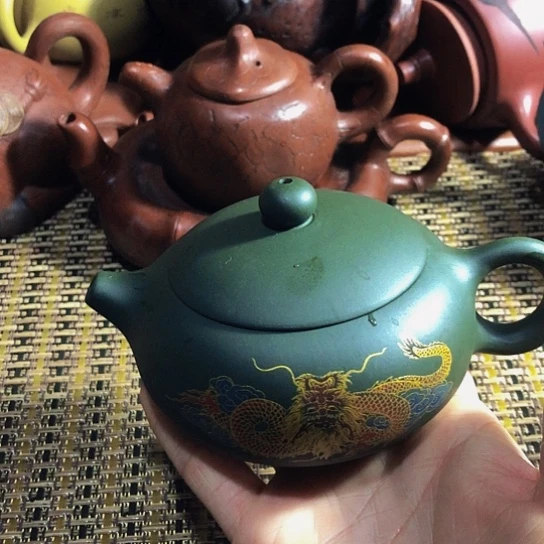 紫砂茶壶圆光泥料手工制作的紫砂壶。