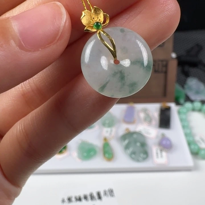 翡翠18K金镶嵌颈饰