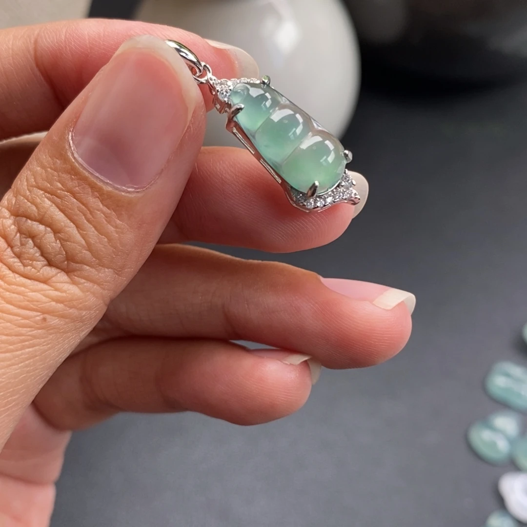 翡翠散珠晴底豆子锁骨吊坠925银