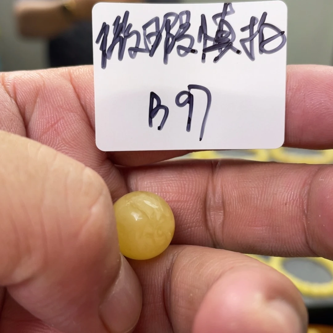 未镶嵌琥珀手链多样性发，发其中一件