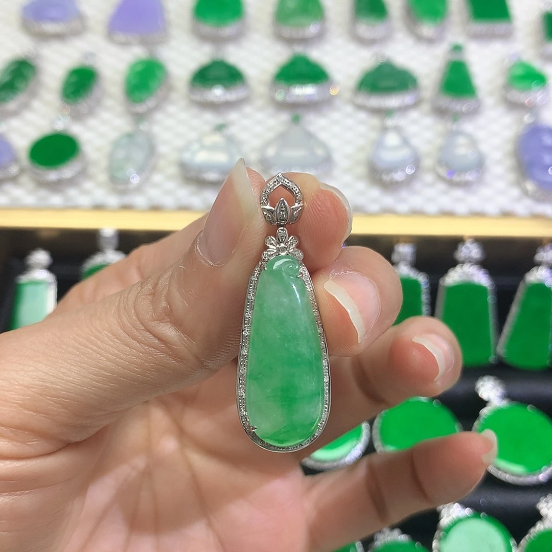 18K金镶嵌翡翠耳饰吊坠