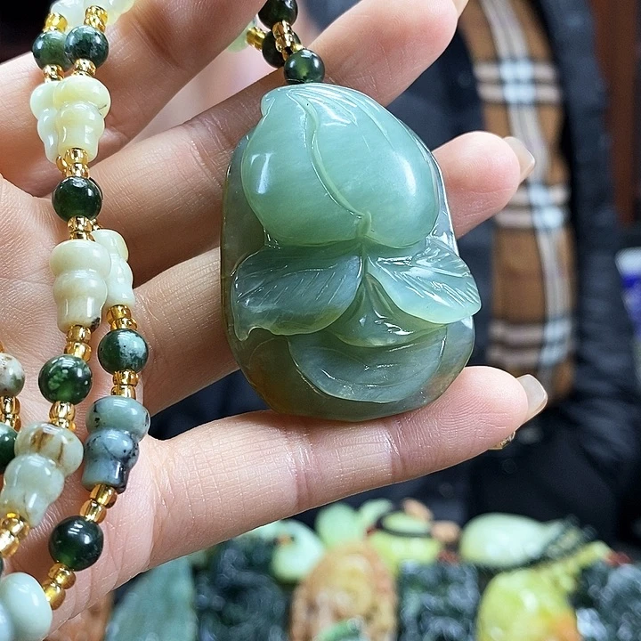 蛇纹石玉吊坠未镶嵌