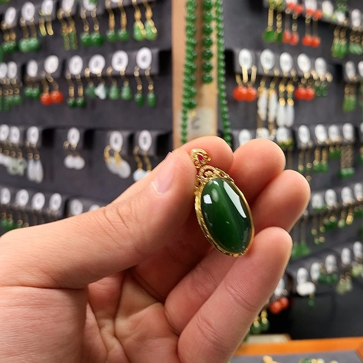 南红玛瑙颈饰18K金镶嵌