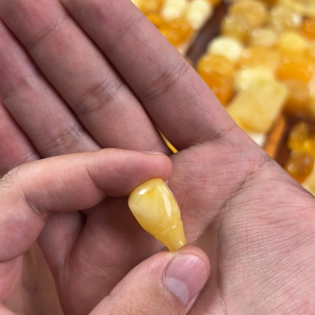 蜜蜡未镶嵌裸石三通