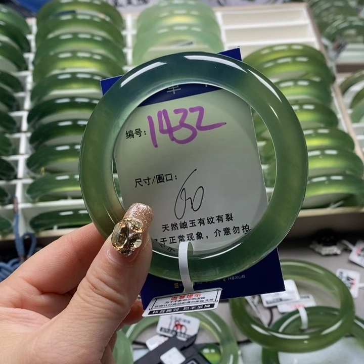 蛇纹石玉手镯未镶嵌龙*