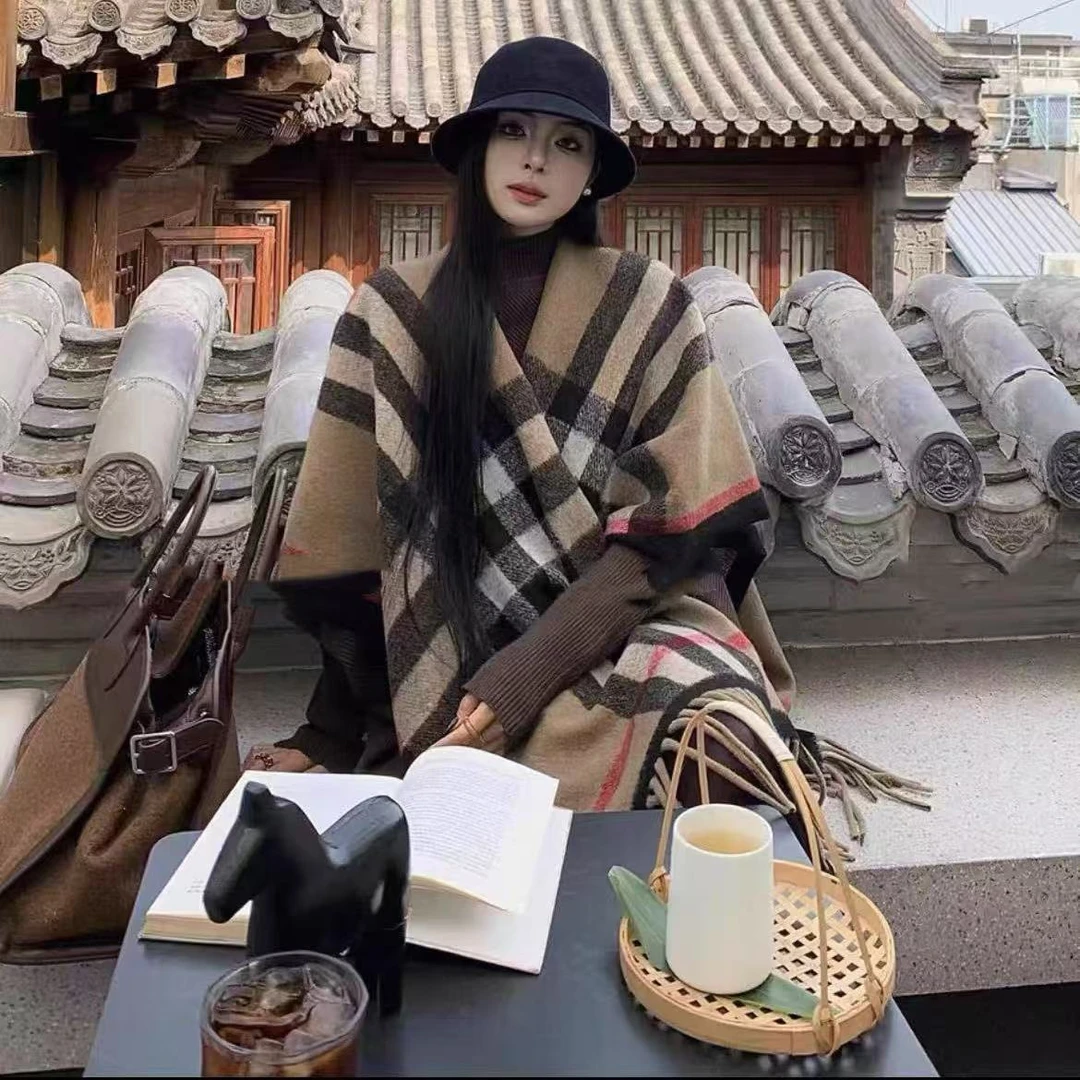 2025新款仿羊绒披肩经典格纹时尚百搭美拉德风开叉大斗篷披风女