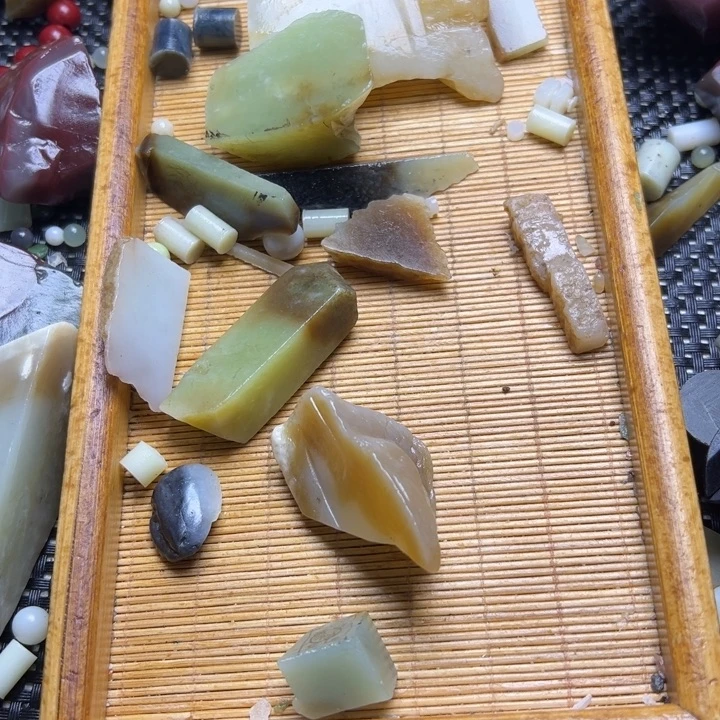 修***在和田玉（糖玉）未镶嵌珠宝半成品
