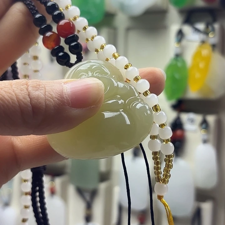 梅***姐石英质玉未镶嵌颈饰