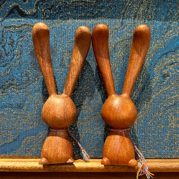 乌檀木长耳兔按摩梳手把件10cm