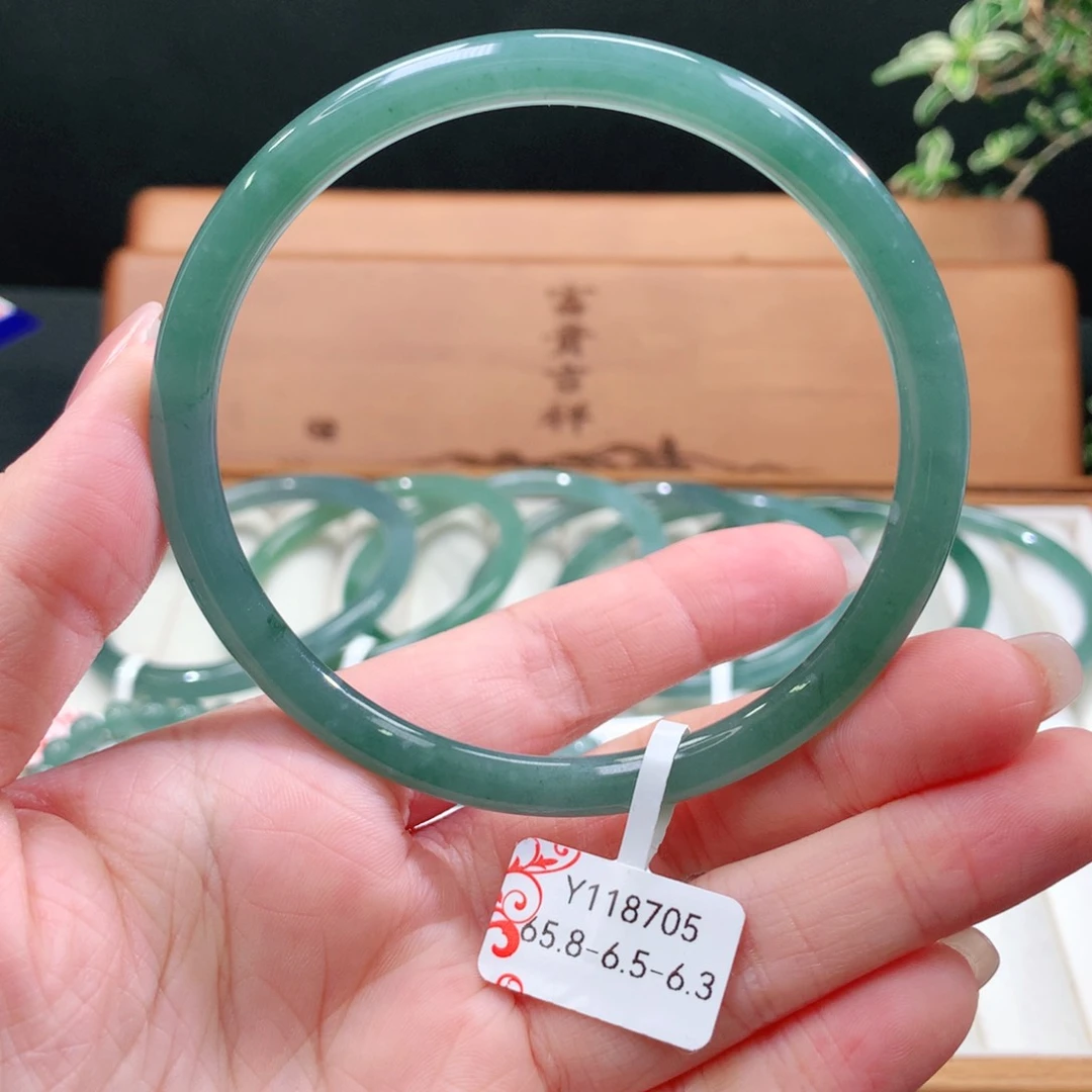 翡翠手镯未镶嵌天然